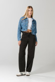 Chaqueta azul clara de jean cropped con bolsillos de parche