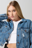Chaqueta azul clara de jean cropped con bolsillos de parche
