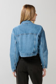 Chaqueta azul clara de jean cropped con bolsillos de parche
