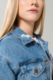 Chaqueta azul clara de jean cropped con bolsillos de parche
