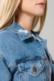 Chaqueta azul clara de jean cropped con bolsillos de parche