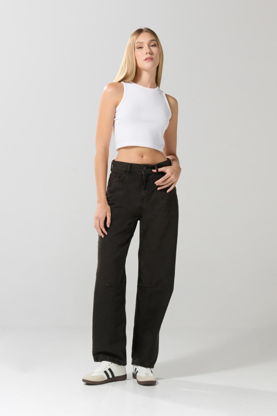 Jean café oscuro baggy con bota ancha y tiro medio