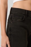 Jean café oscuro baggy con bota ancha y tiro medio