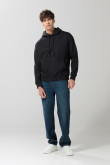 Buzo oversize con capota unicolor y bolsillo en frente
