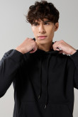 Buzo oversize con capota unicolor y bolsillo en frente