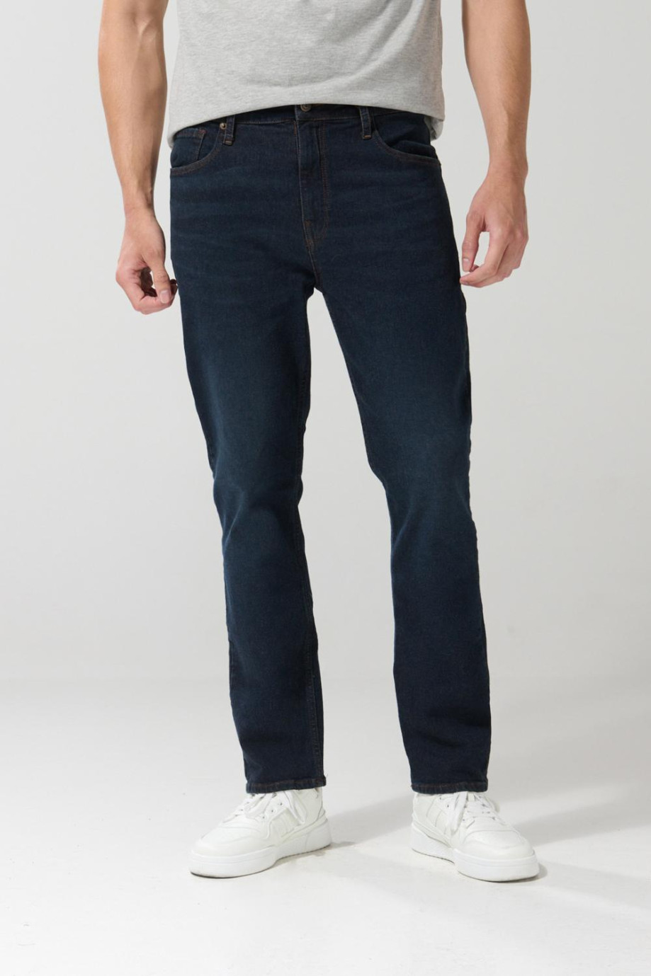 Jean azul intenso straight leg con bota recta y tiro bajo