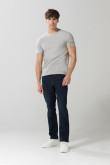 Jean azul intenso straight leg con bota recta y tiro bajo