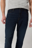 Jean azul intenso straight leg con bota recta y tiro bajo