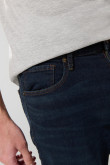 Jean azul intenso straight leg con bota recta y tiro bajo