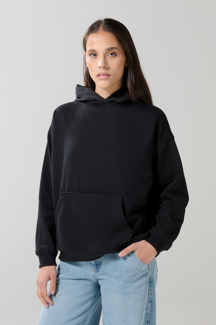 Buzo oversize unicolor con capota y bolsillo delantero