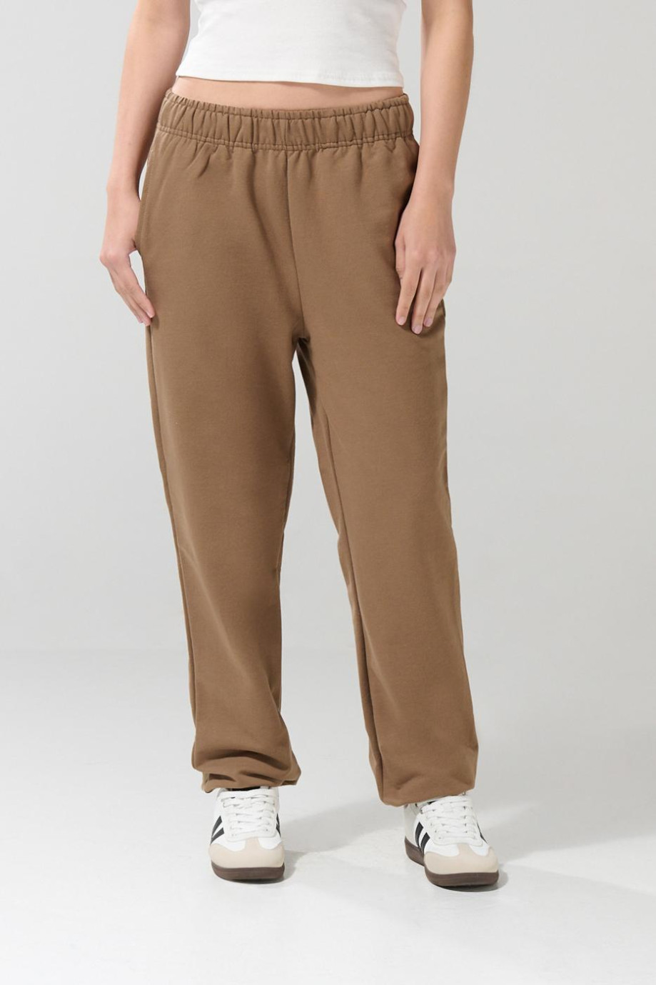 Pantalón jogger unicolor con 2 bolsillos laterales