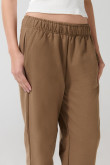 Pantalón jogger unicolor con 2 bolsillos laterales