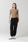 Pantalón jogger unicolor con 2 bolsillos laterales