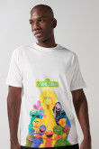 Camiseta cuello redondo crema con arte de Plaza Sésamo