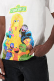 Camiseta cuello redondo crema con arte de Plaza Sésamo