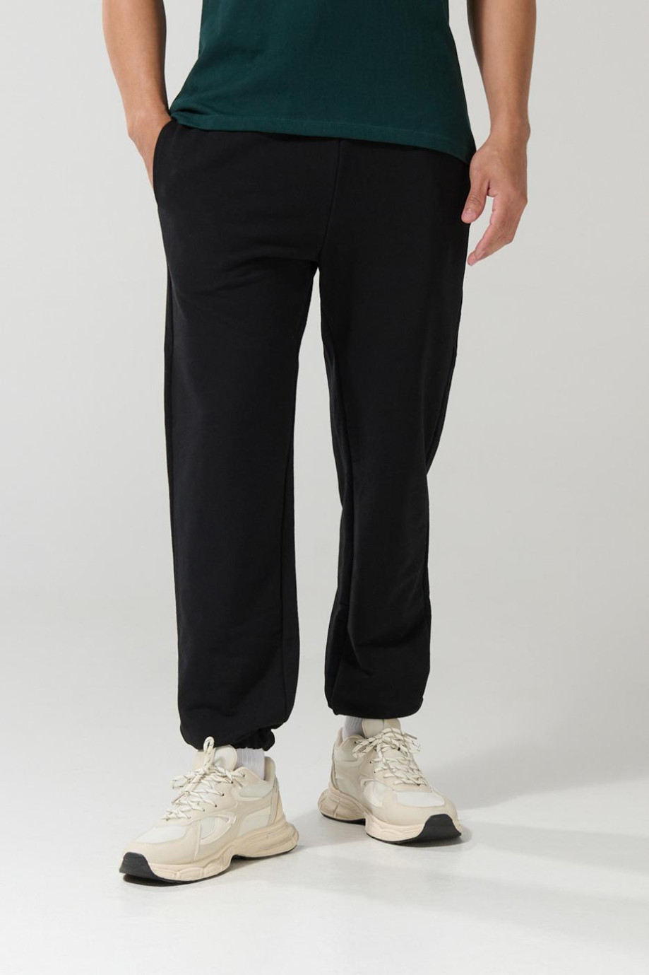 Pantalón jogger unicolor con elástico en bota y bolsillos