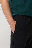 Pantalón jogger unicolor con elástico en bota y bolsillos