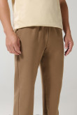 Pantalón jogger unicolor con elástico en bota y bolsillos