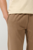 Pantalón jogger unicolor con elástico en bota y bolsillos