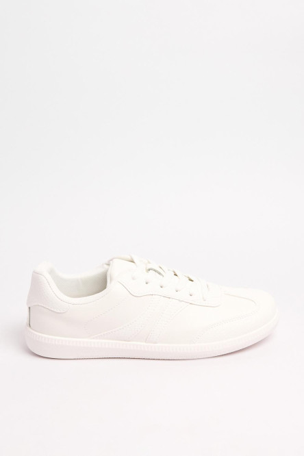 Tenis estilo urbano, negro y blanco con piezas en contraste