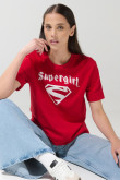 Camiseta roja oscura manga corta con diseño de Super Girl