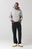 Jean baggy gris oscuro con tiro medio y bota ancha
