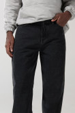 Jean baggy gris oscuro con tiro medio y bota ancha