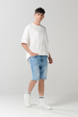Bermuda slim tiro bajo azul clara en jean con bolsillos