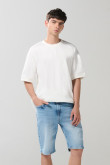 Bermuda slim tiro bajo azul clara en jean con bolsillos