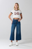 Jean azul oscuro culotte con bota ancha y tiro alto