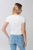 Camiseta para mujer en tela acanalada, cuello redondo y manga corta. Silueta ajustada.