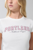 Camiseta para mujer en tela acanalada, cuello redondo y manga corta. Silueta ajustada.