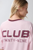 Camiseta femenina fit super oversize manga corta cuello en V.