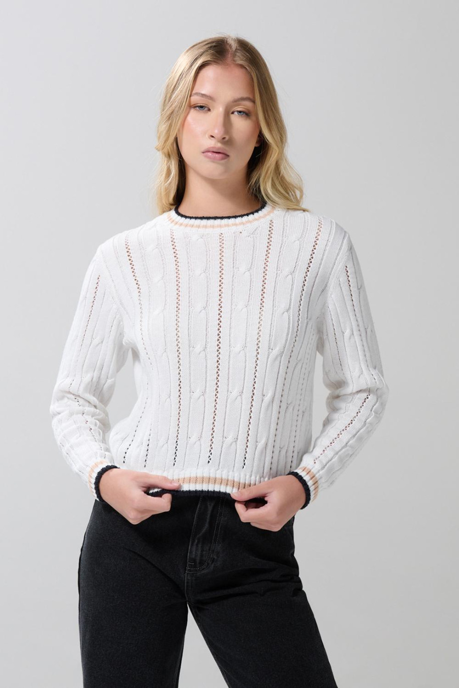 Suéter blanco con diseños de trenzas y cuello redondo