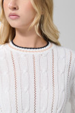 Suéter blanco con diseños de trenzas y cuello redondo