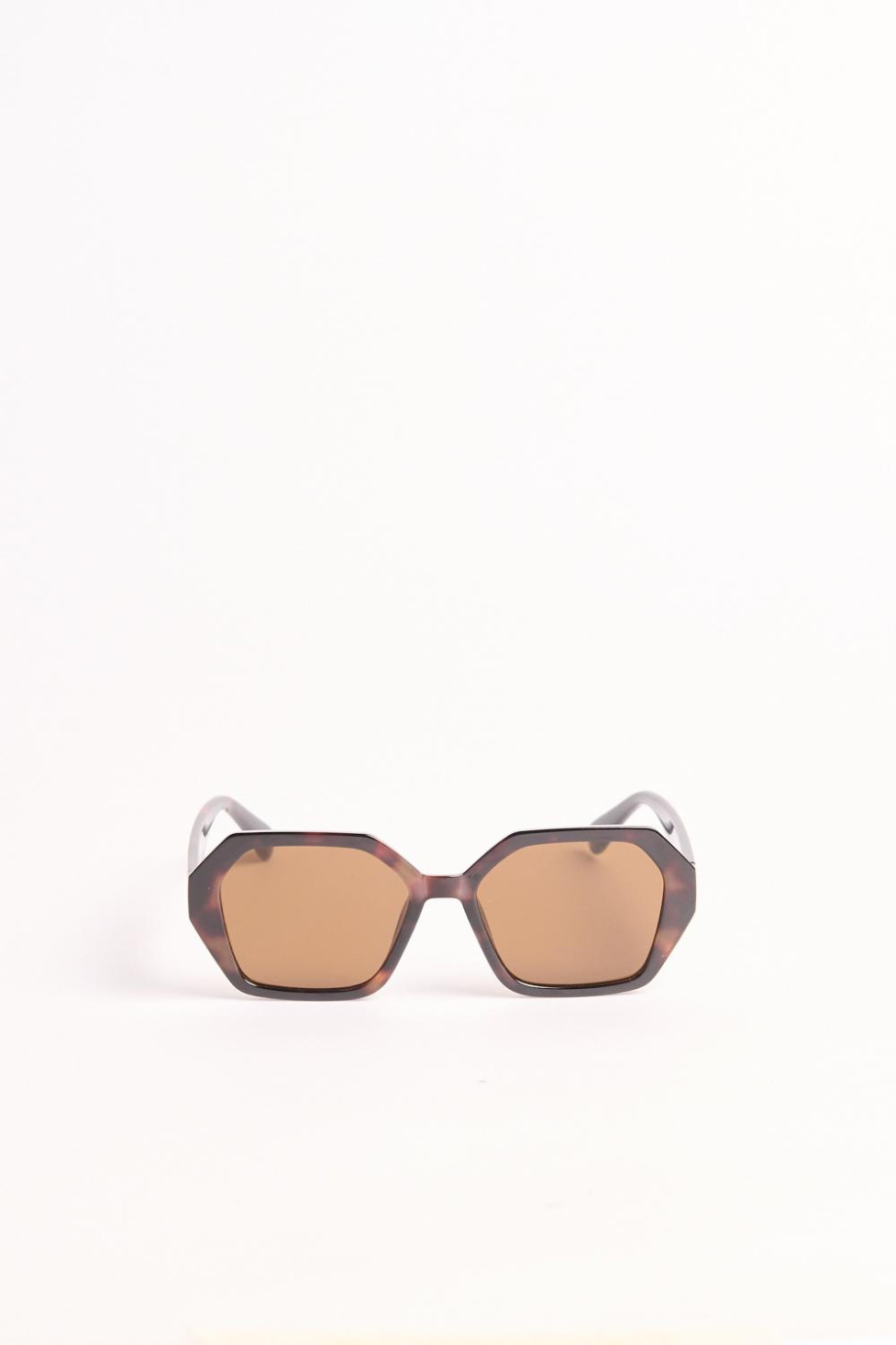 Gafas de sol de marco geométrico en carey marrón oscuro.