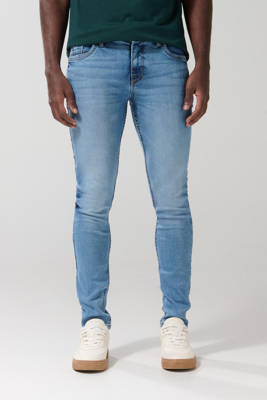 Jean skinny tiro bajo azul claro con ligeros desgastes