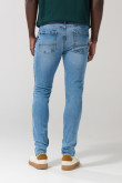 Jean skinny tiro bajo azul claro con ligeros desgastes