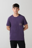 Camiseta morada manga corta con bolsillo y arte college