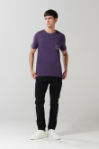 Camiseta morada manga corta con bolsillo y arte college