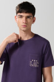 Camiseta morada manga corta con bolsillo y arte college