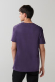 Camiseta morada manga corta con bolsillo y arte college