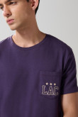 Camiseta morada manga corta con bolsillo y arte college