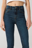 Jean azul oscuro push up con realce, bolsillos y tiro alto