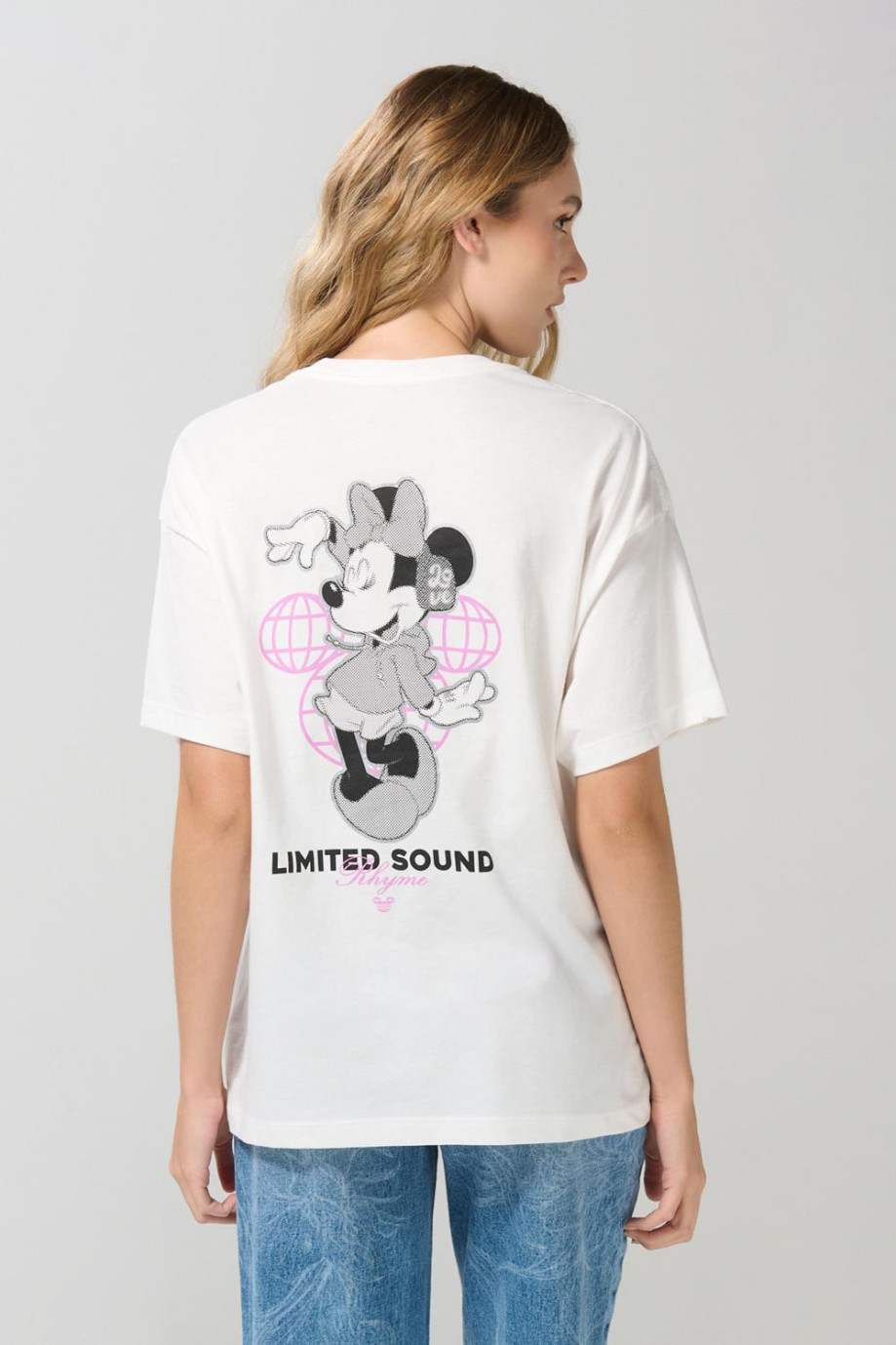 Camiseta cuello redondo oversize crema con artes de Minnie