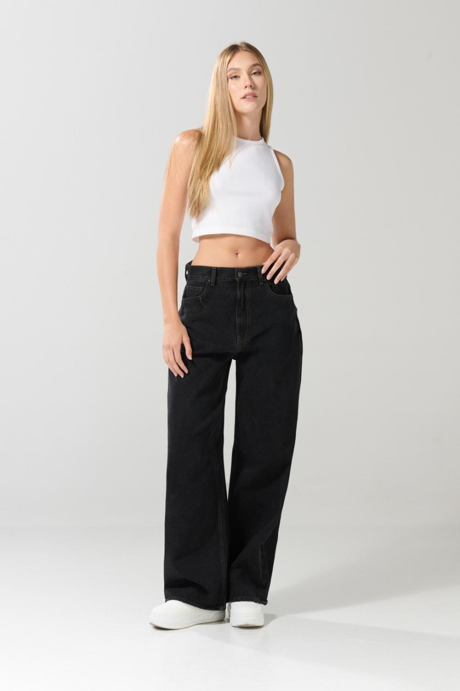 Jean gris intenso baggy con bota ancha y tiro medio