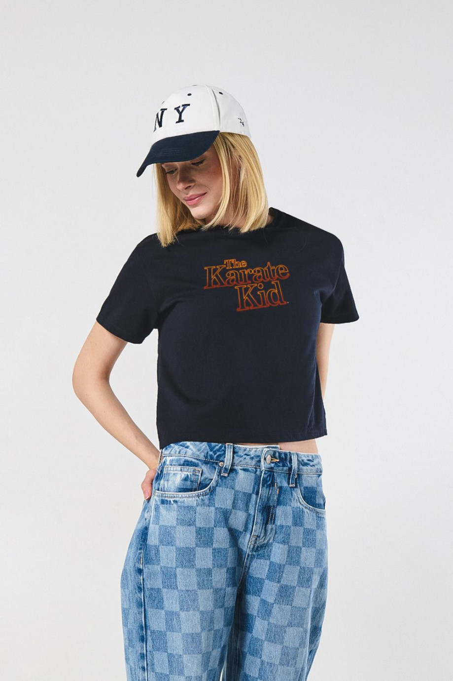 Camiseta crop top unicolor con estampado de Karate Kid