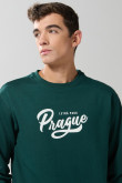Buzo verde oscuro college con cuello redondo