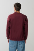 Buzo cuello redondo rojo oscuro con texto college blanco