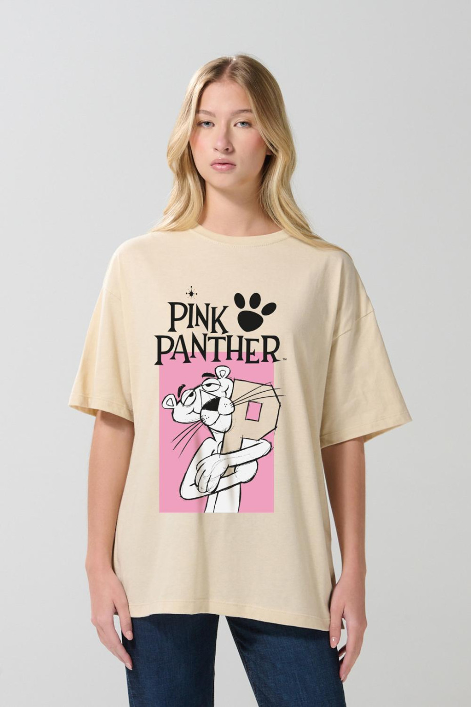Camiseta femenina fit super oversize manga corta, con estampado en frente de Pantera Rosa.